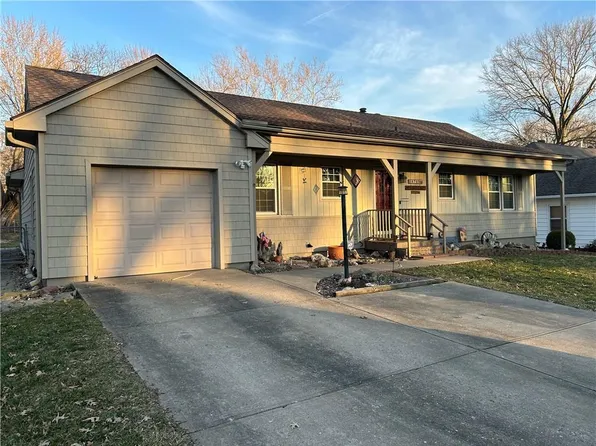 8709 Foster Ln, Overland Park, KS 66212