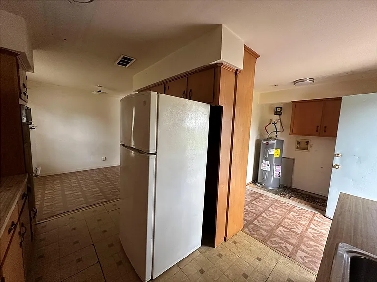 2570 Stadium Dr — Photo 10