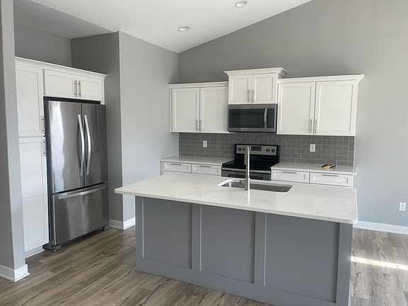 4th image of 1820 SE Waddell Way