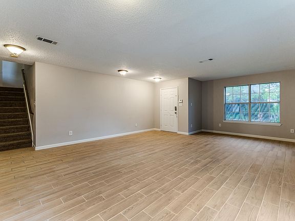 3rd image of 121 Southwood Dr