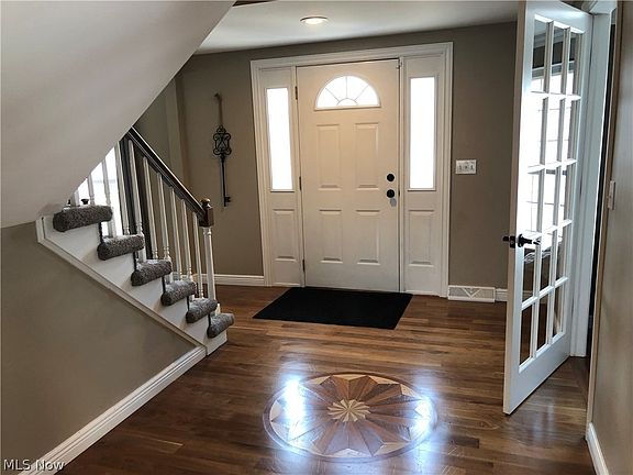 3rd image of 15981 Wedgewood Ln
