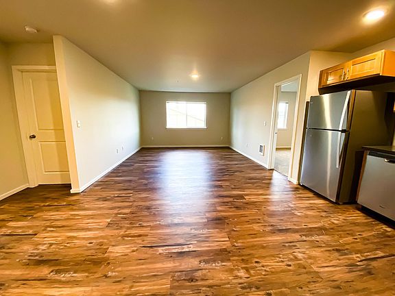 3rd image of 1402 E 69th St #3-304