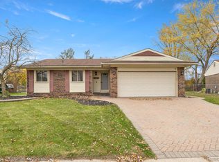 23761 Cedar Ridge Dr, Brownstown, MI 48174