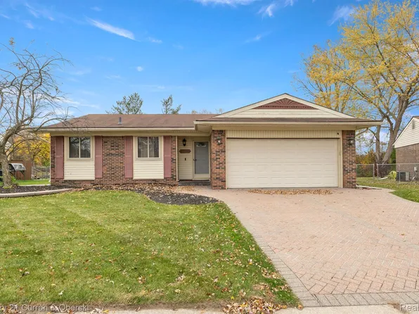 23761 Cedar Ridge Dr, Brownstown, MI 48174