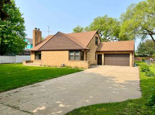 909 Pine St, Yankton, SD 57078