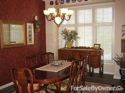 Dining Room : Large bay window with wall niche.