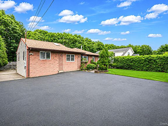 3rd image of 119 Chanel Drive E