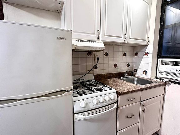 3rd image of 274 W 119th St #2B