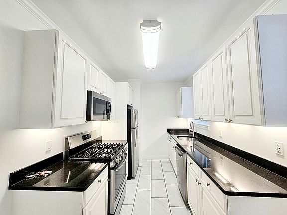 4th image of 39 Auburn St APT 3