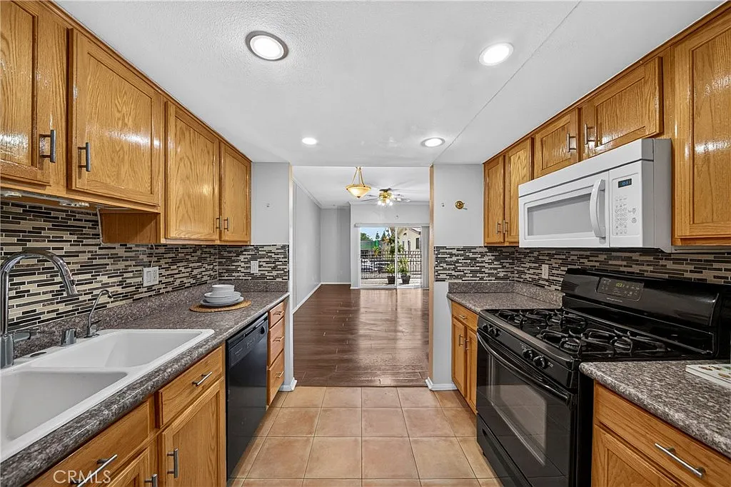 2 bed, 970 sqft, $2,700 — Photo 3
