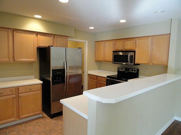 Kitchen w/eating bar