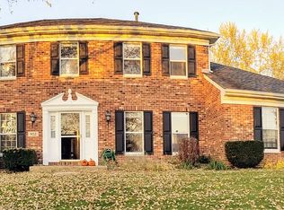 902 Manley Rd, Saint Charles, IL 60174