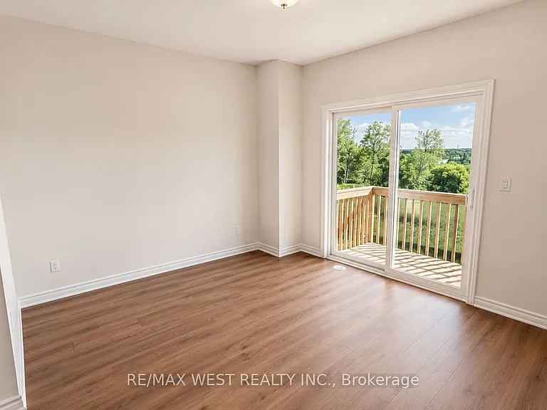 15 Inverary Cres — Photo 5