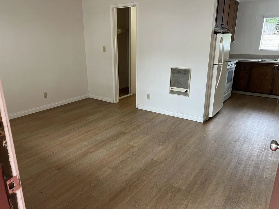966 Concha Loma Dr #4