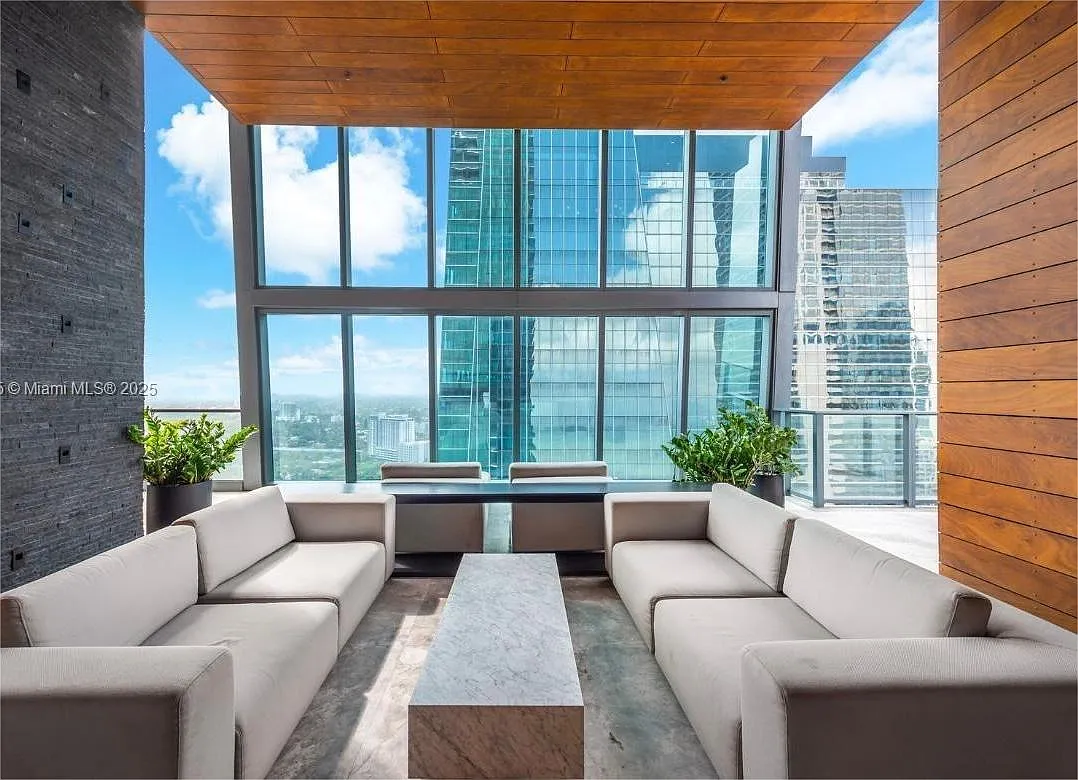 1 bed, 1.5 bath, 892 sqft, $5,600 — Photo 2