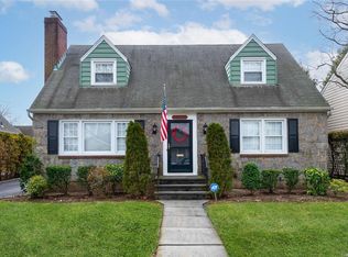 74 Dartmouth St, Garden City, NY 11530