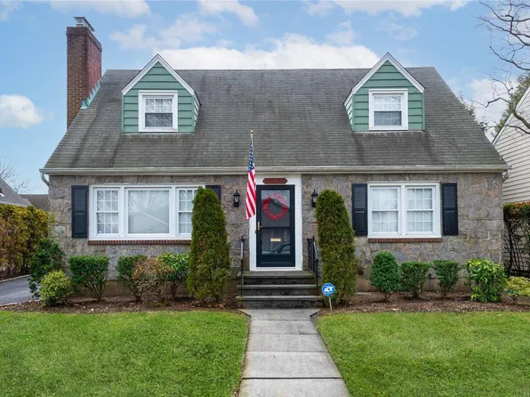 74 Dartmouth Street, Garden City, NY 11530