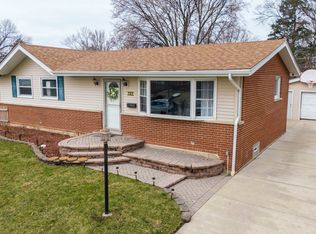 702 E Ironwood Dr, Mount Prospect, IL 60056