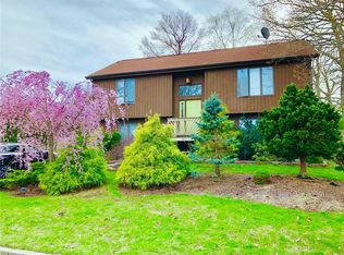 100 Tomahawk Trl, Cranston, RI 02921