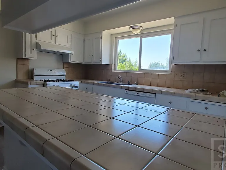 812 Emerald Ct — Photo 7