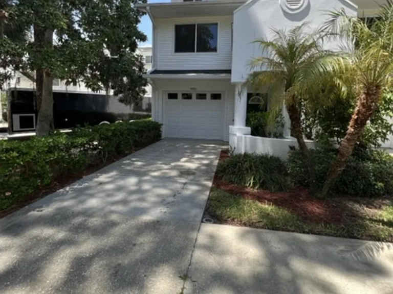 Waterfront END UNIT property.