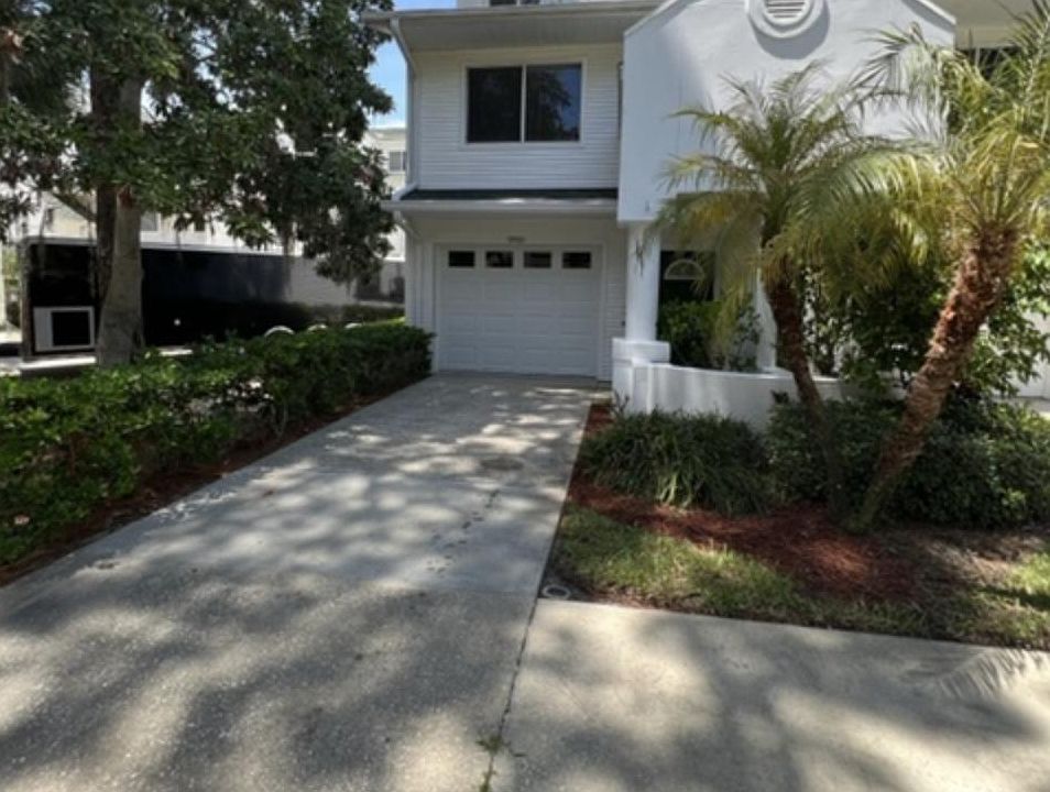 Waterfront END UNIT property.