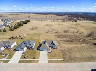 17 Country Club Ct, Le Claire, IA 52753