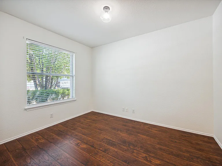 108 Loryn Dr — Photo 8