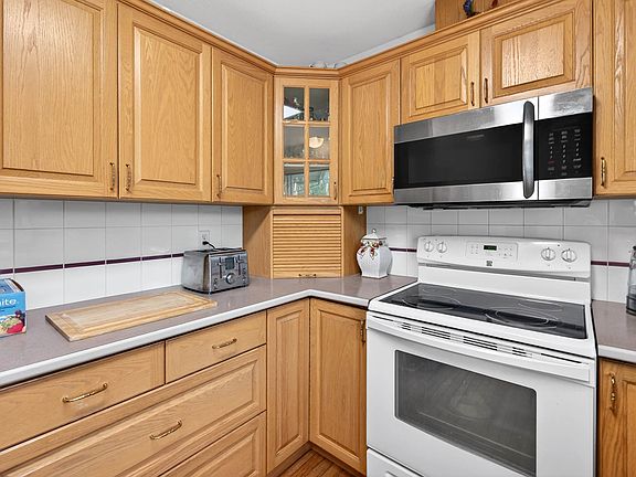 4th image of 2403 Parkview Dr