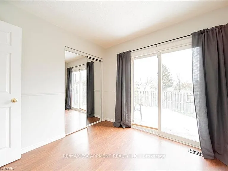 43 Kanata Cres #UPPER — Photo 12