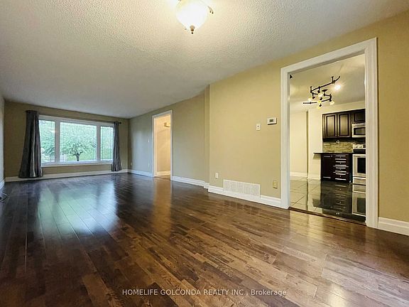 3rd image of 909 Ferndale Cres