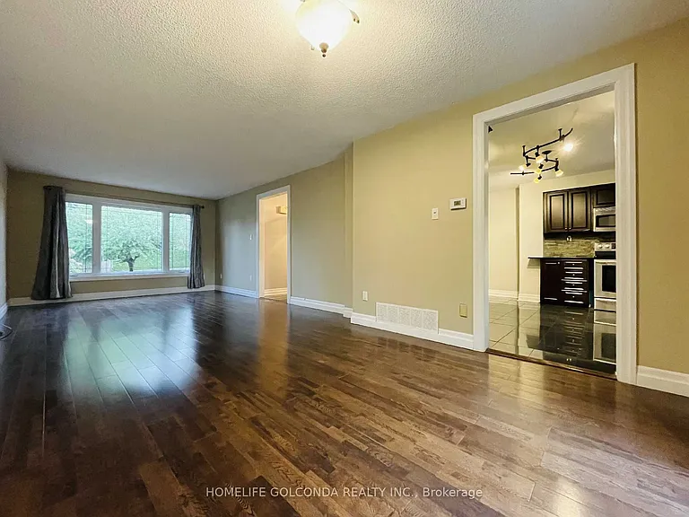 909 Ferndale Cres #UPPER LEVEL — Photo 3