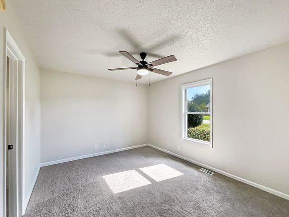 5th image of 572 Garnet Dr