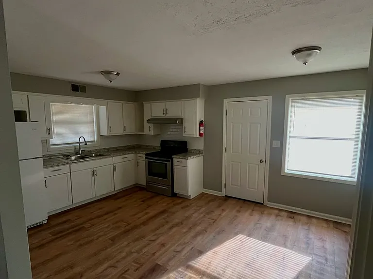 4832 Wellborn Dr — Photo 15