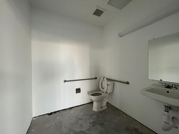 4th image of 4250 W Hallandale Beach Blvd #1
