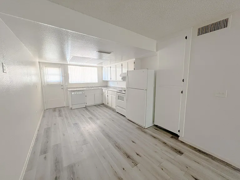 3363 W Harmont Dr #3 — Photo 4