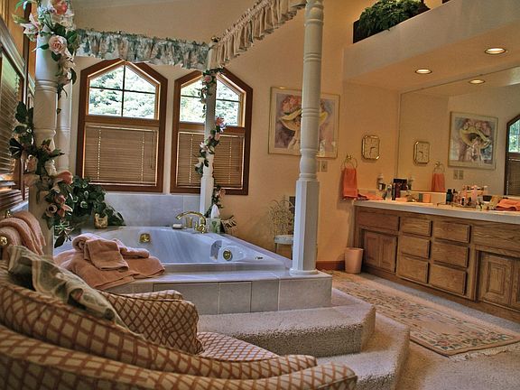 Upstr Master Bath