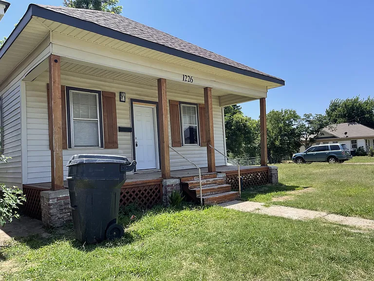 1226 NW 8th St — Photo 3