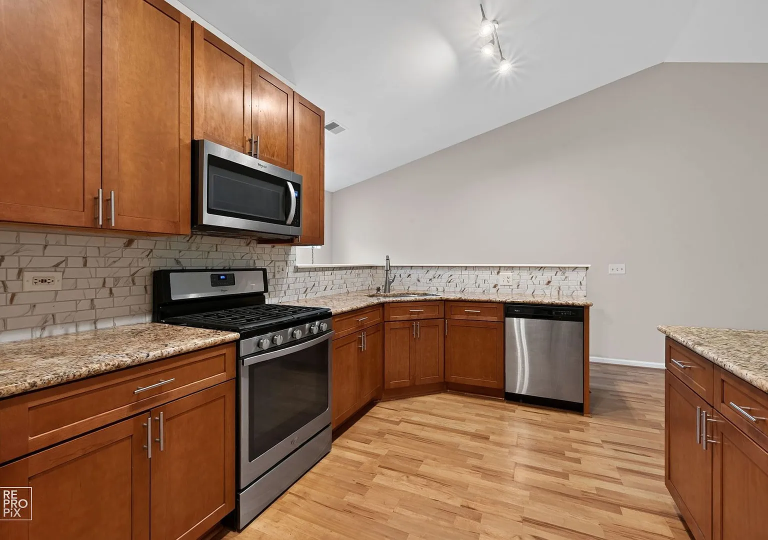 3 Bedroom Home in Streamwood! — Photo 4