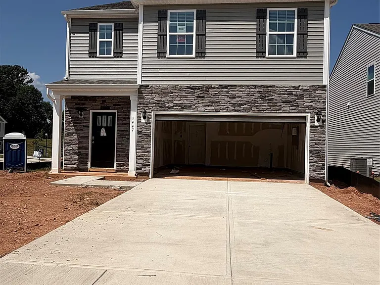 1447 Mammoth Rd — Photo 1
