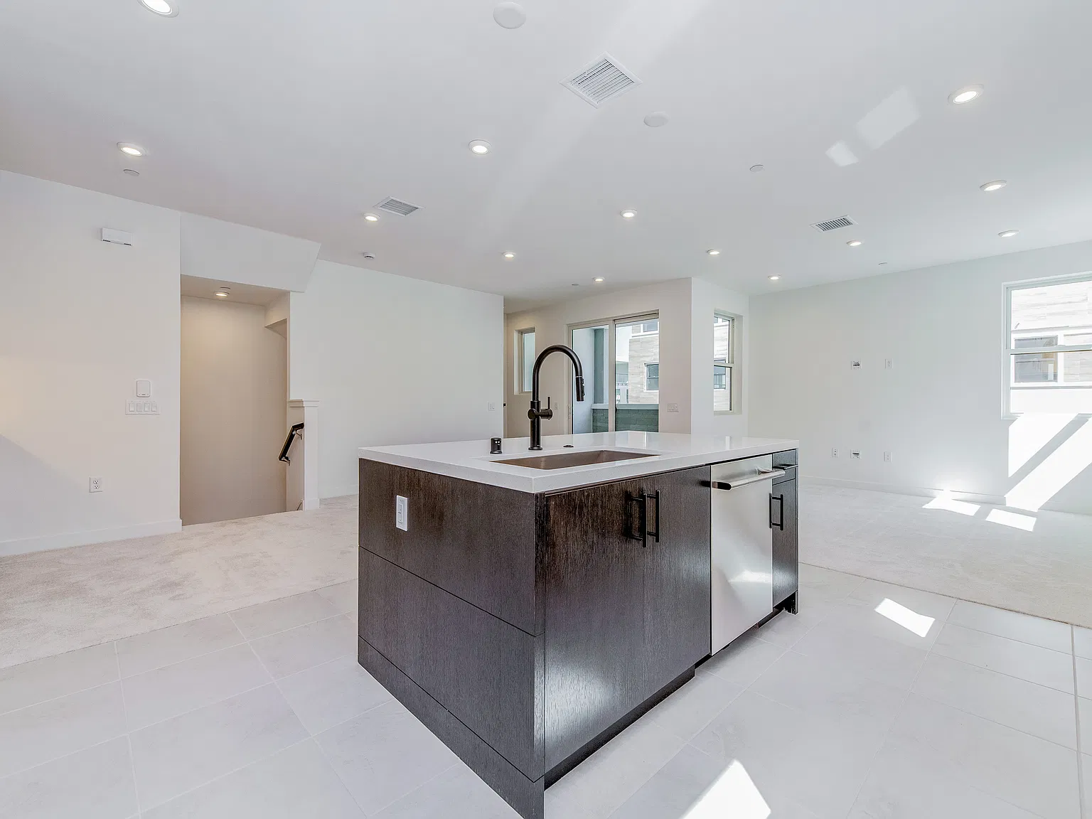 3 bed, 2.5 bath, 1476 sqft, $4,700 — Photo 4
