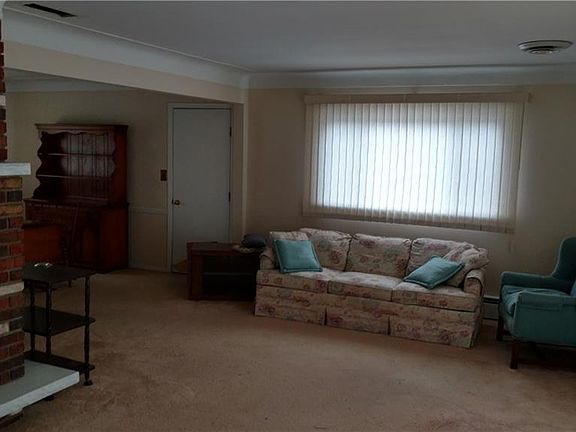 2nd image of 7499 N Meadowpark Dr
