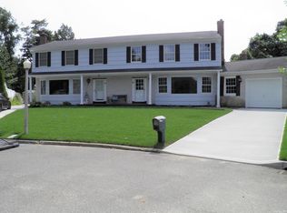 12 Sundale Ct, Smithtown, NY 11787