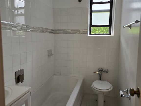 4th image of 210 Martine Ave APT 5