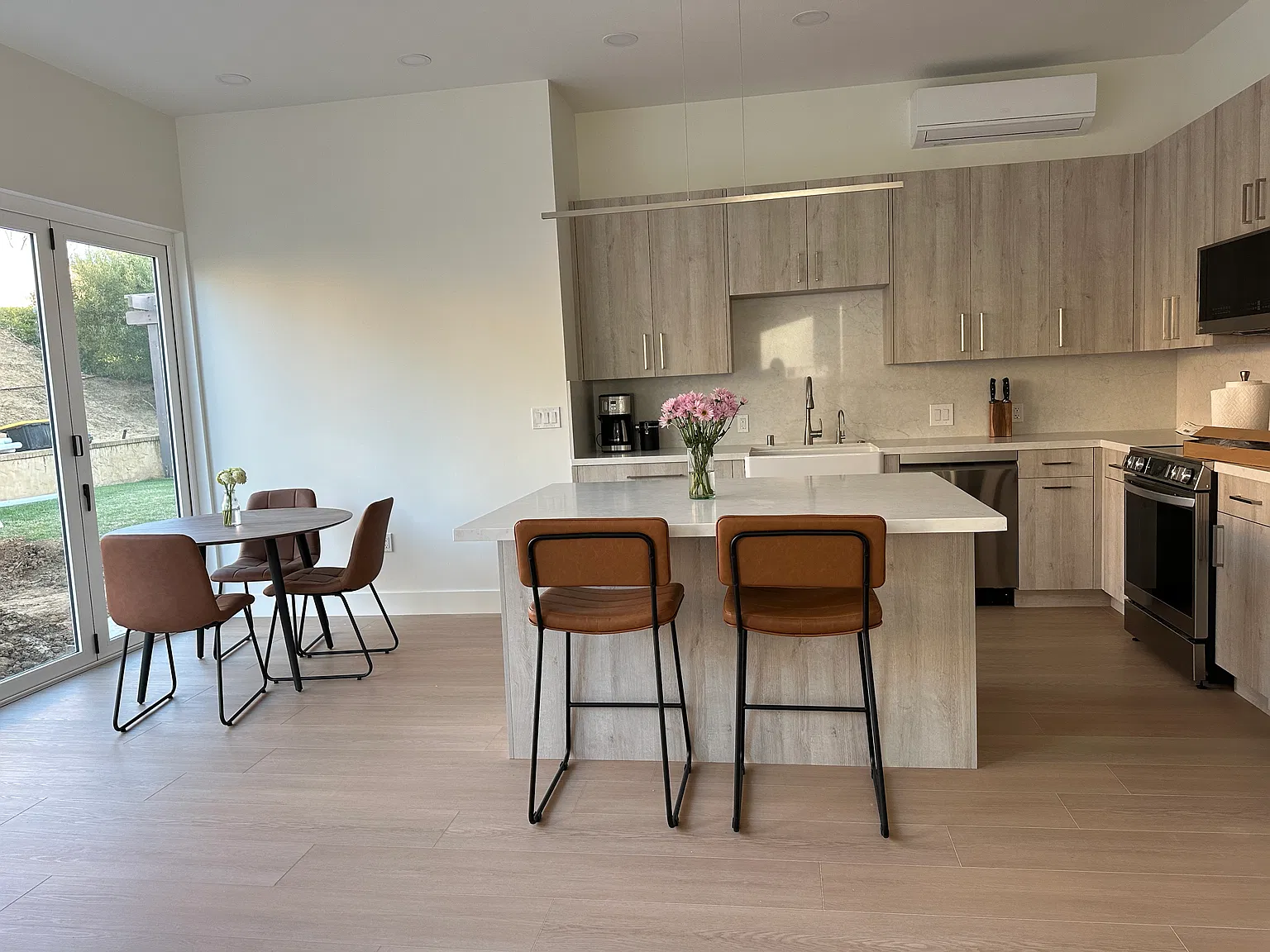 1 bed, 1.5 bath, 980 sqft, $6,000 — Photo 3