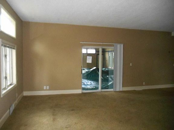 2nd image of 821 Congress St