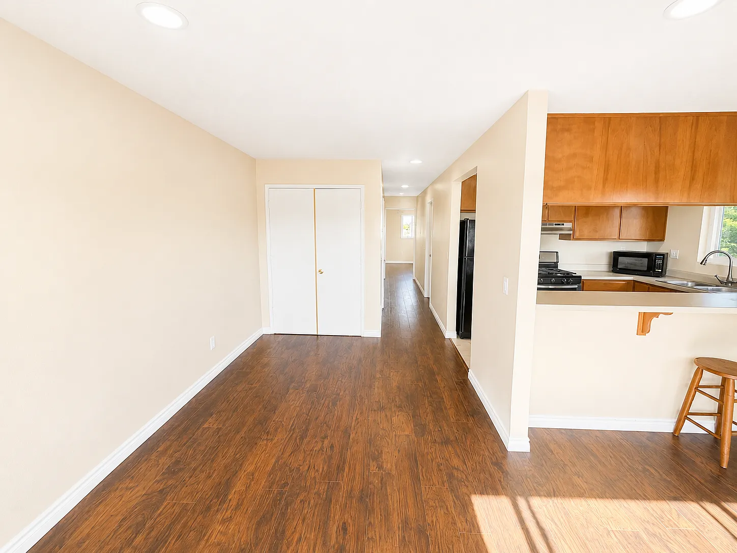 2 bed, 900 sqft, $2,500 — Photo 2
