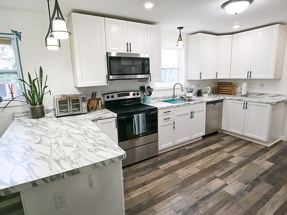 4th image of 302 N Maple St