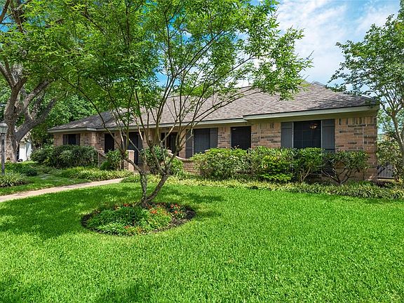 3rd image of 2403 Meadow Way Dr