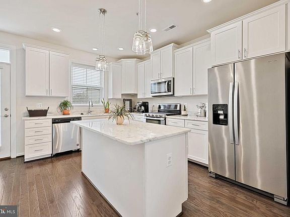 5th image of 618 Totten Pl NE